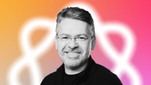 Apple’s AI head John Giannandrea isn’t going anywhere, despite delays and stumbles