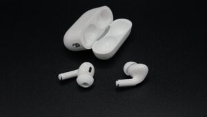 AirPods Pro 2 and AirPods 4 get new beta firmware