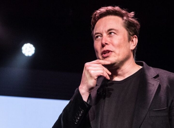 Musk is wrong and has only influence on his side in a childish App Store spat
