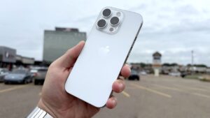 Five men allegedly impersonated FBI agents to pilfer iPhones