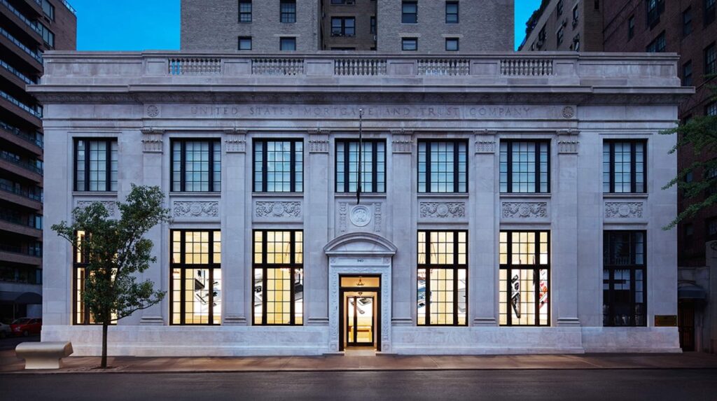 Crime blotter: 94-year-old man attacked in Apple Store