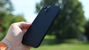 iPhone growth props up global smartphone market in 2025
