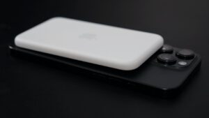 MagSafe Battery for iPhone Air absolutely does not fit properly on anything else