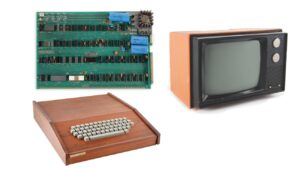 Rare Apple-1 in original wooden case fetches 5,000 at auction