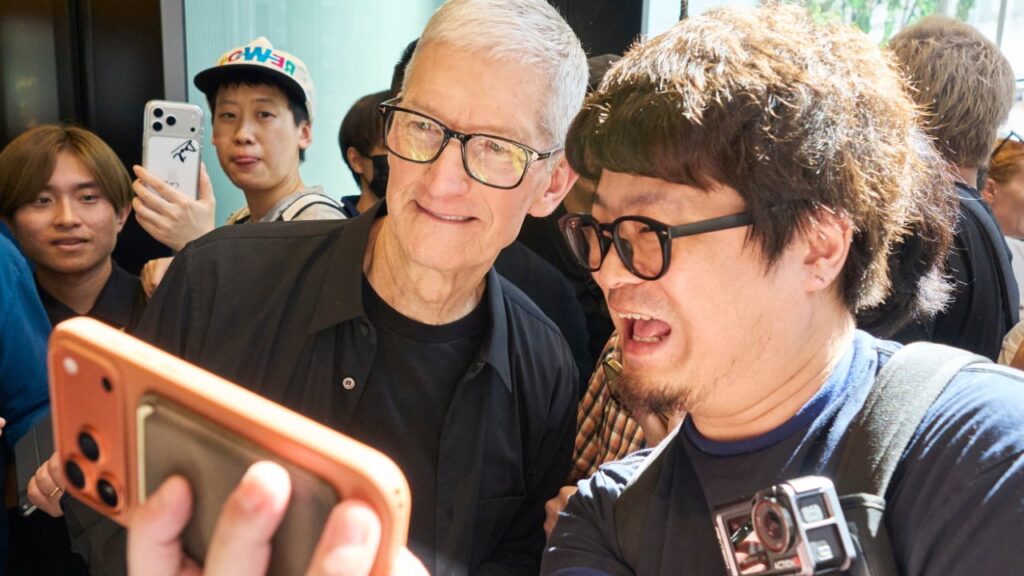 Tokyo’s Apple Ginza welcomes thousands to its reopening