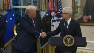 Apple CEO Tim Cook dines with Trump in Tokyo Apple CEO Tim Cook dines with Trump in Tokyo
