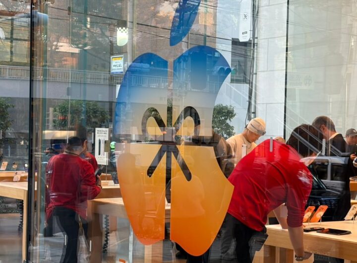 Christmas starts early online and at Apple Stores worldwide