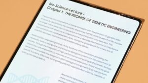 This is probably the iPhone Fold’s crease-proof screen