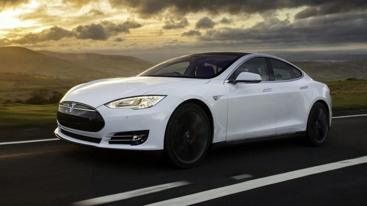 Tesla CarPlay delay caused by fears of slow iOS 26 adoption rates
