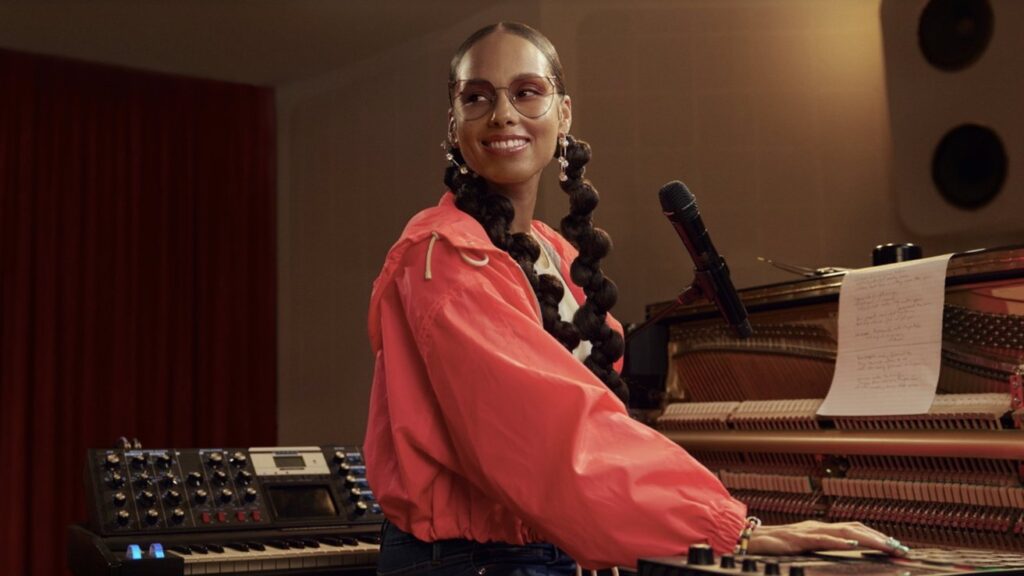 Surprise Alicia Keys concert turns Grand Central Apple Store into a piano stage