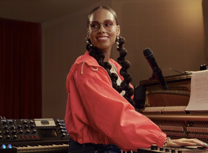 Surprise Alicia Keys concert turns Grand Central Apple Store into a piano stage