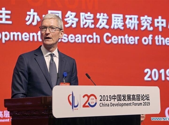 Cook praises Chinese developers as government presses for open App Store