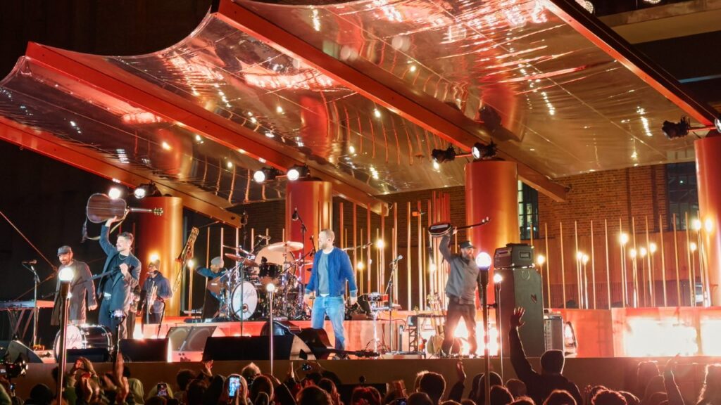 Apple’s 50th: London celebrates & Sydney Opera House is lit with iPad art