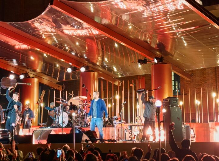 Apple’s 50th: London celebrates & Sydney Opera House is lit with iPad art