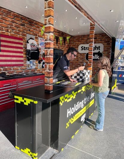 Straight Talk Throws its NASCAR Activation Back to ’09 and Meets Racing Fans on Tour